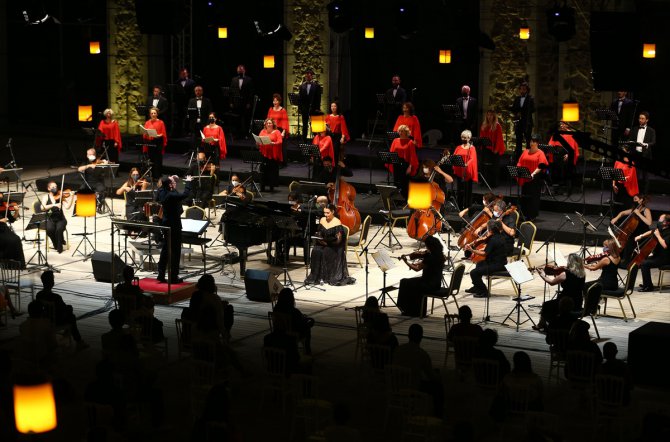 CSO ile Devlet Çoksesli Korosu, sezonun ilk konserinde müzikseverlerle buluştu