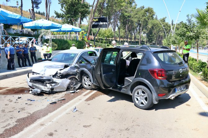 Adana'da iki otomobil çarpıştı: 8 yaralı