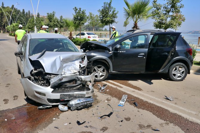 Adana'da iki otomobil çarpıştı: 8 yaralı