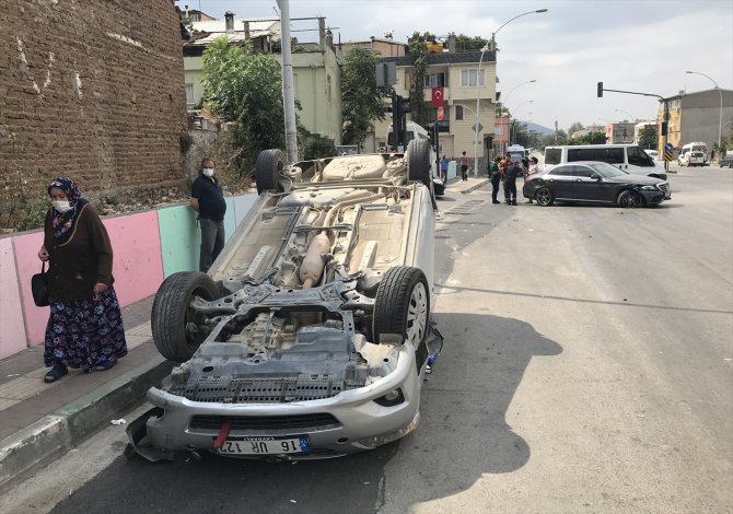 Otomobilin çarptığı oğlunun yanına giderken kaza yaptı