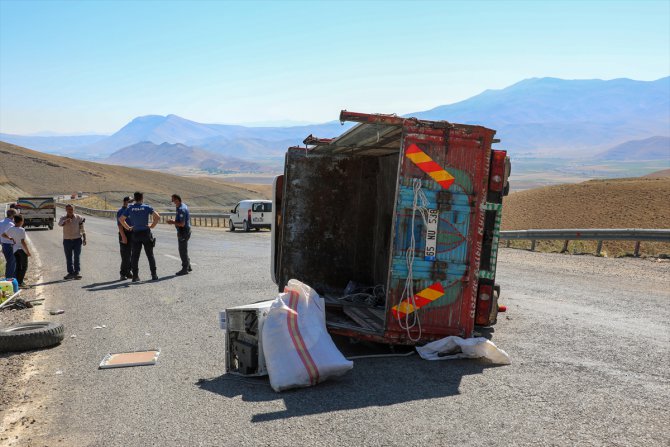 Van'da kamyonet devrildi: 2 yaralı