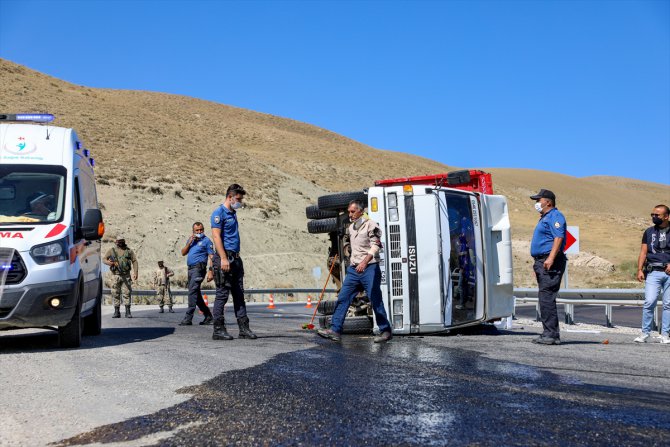 Van'da kamyonet devrildi: 2 yaralı