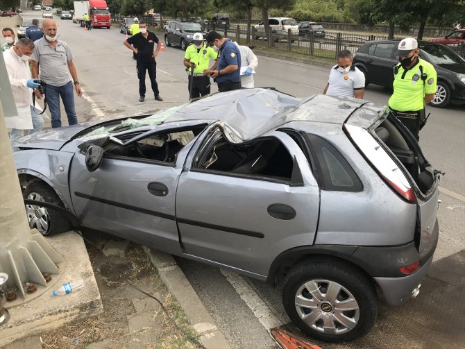 Samsun'da refüje çarparak takla atan otomobildeki 4 kişi yaralandı