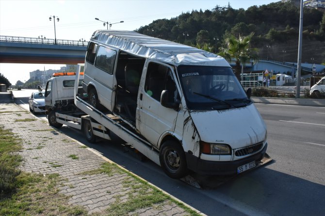 Samsun'da yolcu minibüsü ile otomobil çarpıştı: 12 yaralı