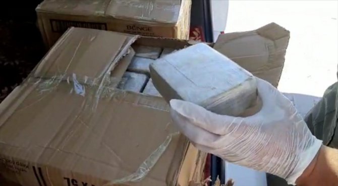 Van'da polisten kaçan araçta 56 kilo 400 gram eroin bulundu