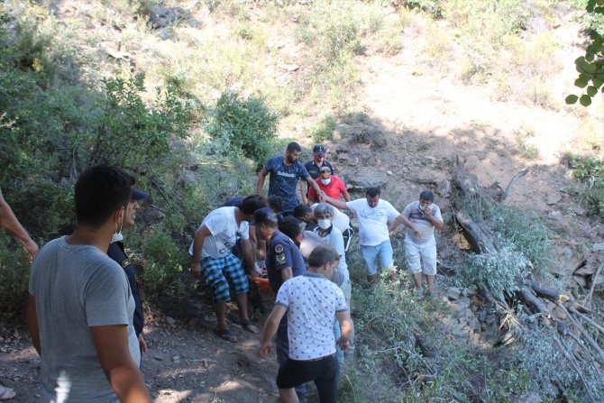 Antalya'da uçuruma yuvarlanan kepçenin operatörü hayatını kaybetti