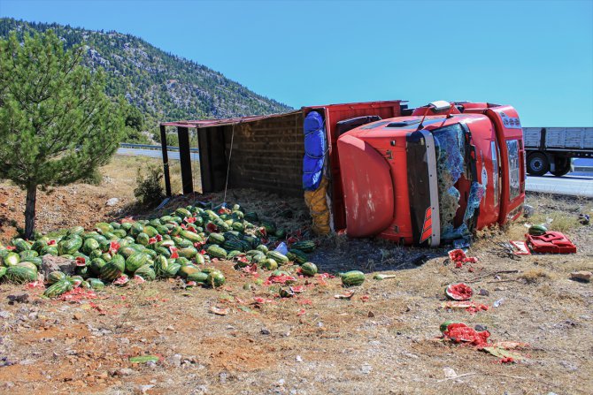 Antalya'da karpuz yüklü kamyon devrildi: 1 yaralı