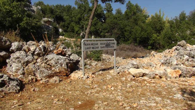 Uzuncaburç Antik Kenti'nde kazı çalışmalarında 32 mezar ortaya çıkarıldı