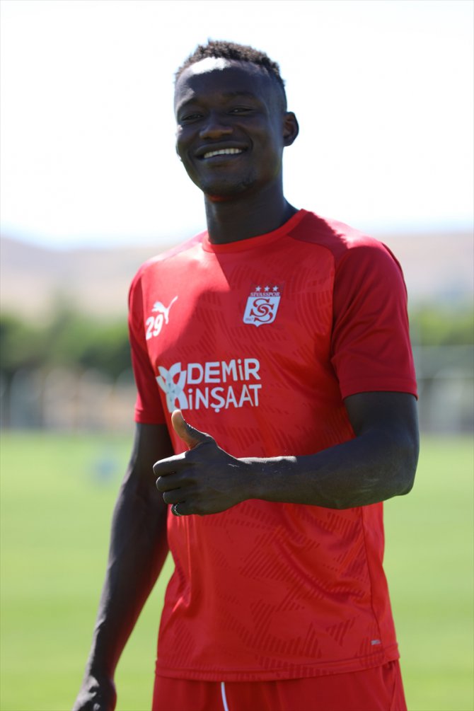 Sivasspor'un yeni transferi Casimir Ninga, "Takımın çok güzel bir atmosferi var"