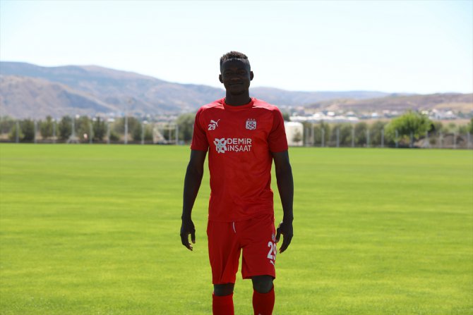 Sivasspor'un yeni transferi Casimir Ninga, "Takımın çok güzel bir atmosferi var"