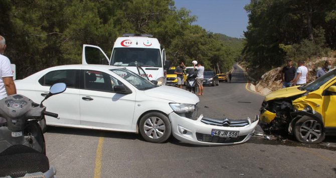 Muğla'da taksi ile otomobil çarpıştı: 6 yaralı