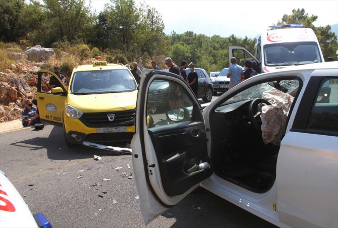 Muğla'da taksi ile otomobil çarpıştı: 6 yaralı