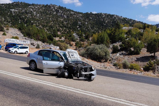 Antalya'da otomobille çarpışan motosikletin sürücüsü öldü