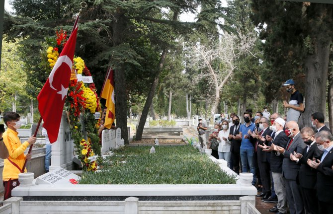 Metin Oktay, kabri başında anıldı