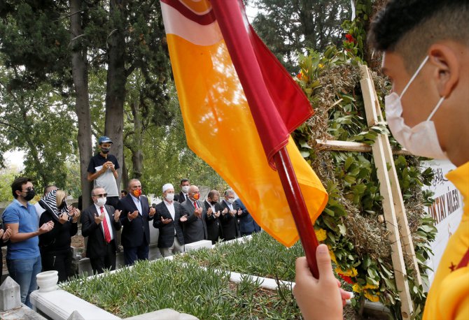 Metin Oktay, kabri başında anıldı