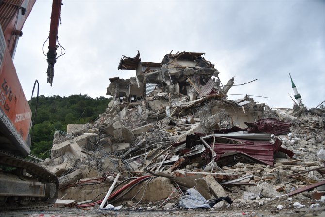 Selin büyük hasara yol açtığı Dereli ilçesinde yıkım çalışmaları sürüyor