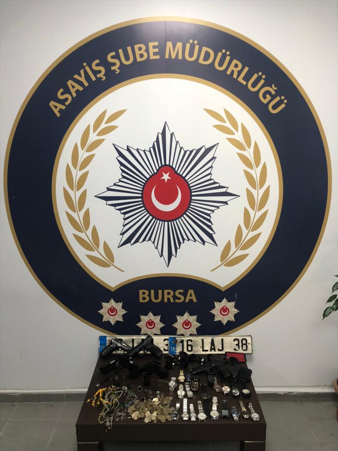 Bursa'da polise mukavemette bulunan 4 şüpheliden biri tutuklandı