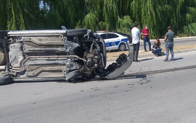 Erzincan'da kaza yapan kadın sürücüye vali yardımcısı yardım etti