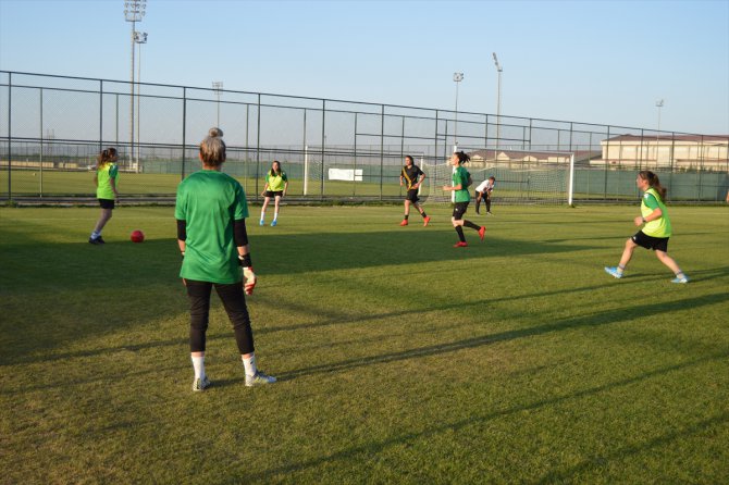 Afyon İdmanyurdu Kadın Futbol Takımı'nın hedefi "Şampiyonlar Ligi"