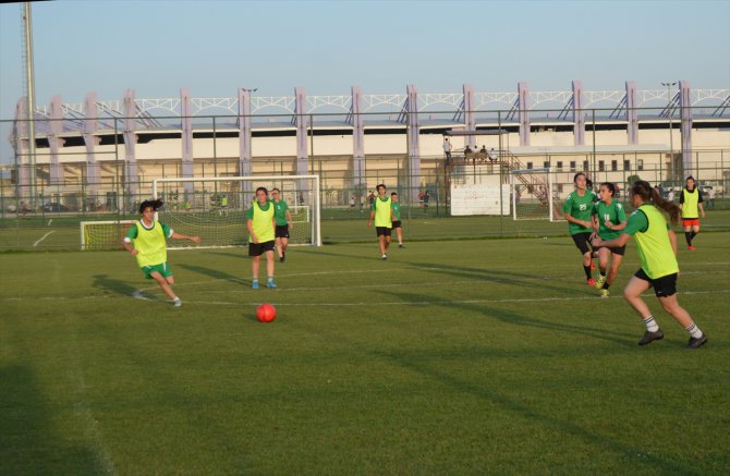 Afyon İdmanyurdu Kadın Futbol Takımı'nın hedefi "Şampiyonlar Ligi"