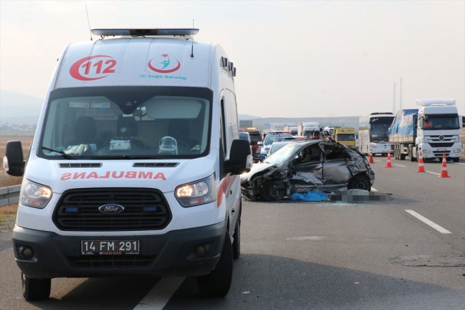 Lastik parçasından kaçan otomobil kaza yaptı: 1 ölü, 1 yaralı