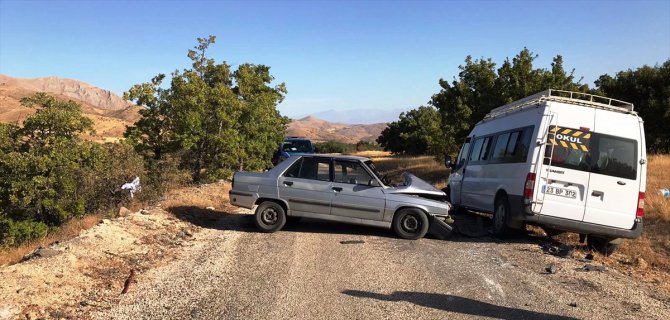 Elazığ'da minibüs ile otomobil çarpıştı: 6 yaralı