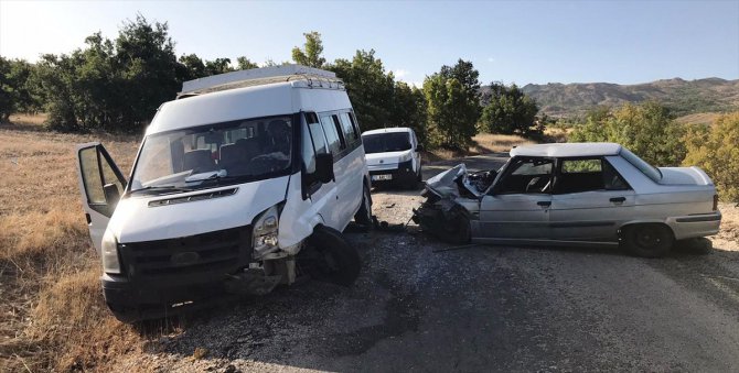 Elazığ'da minibüs ile otomobil çarpıştı: 6 yaralı