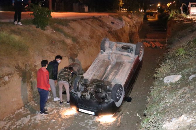 Su kanalına devrilen hafif ticari aracın sürücüsü yaralandı