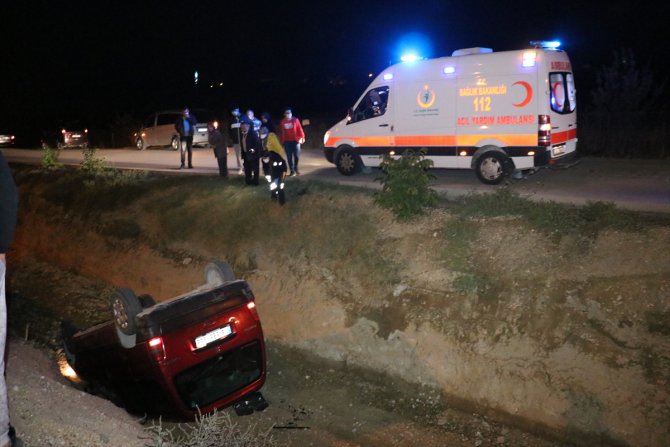 Su kanalına devrilen hafif ticari aracın sürücüsü yaralandı