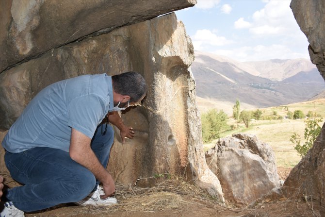 Hakkari'de Urartular dönemine ait 3 odalı kaya mezarı bulundu