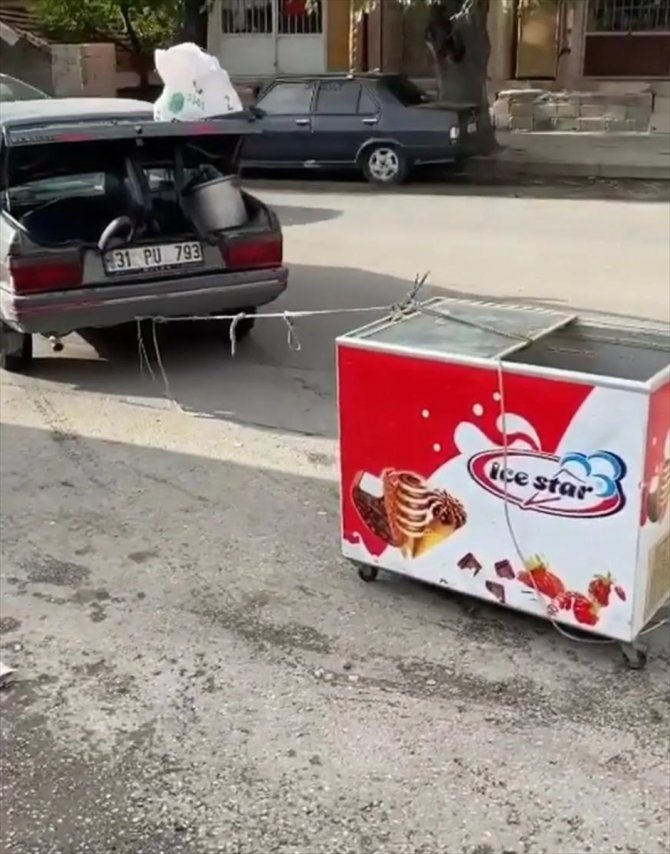Hatay'da otomobilinin arkasına dondurma dolabı bağlayıp sürükleyen sürücüye ceza
