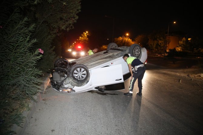 Adana'da kaza yapan sürücü otomobili bırakıp gitti