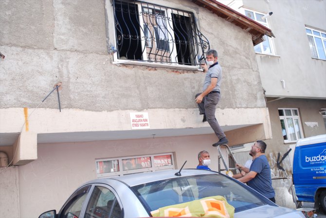 Ataşehir'de yanan evde mahsur kalan anne ve 2 çocuğunu vatandaşlar kurtardı