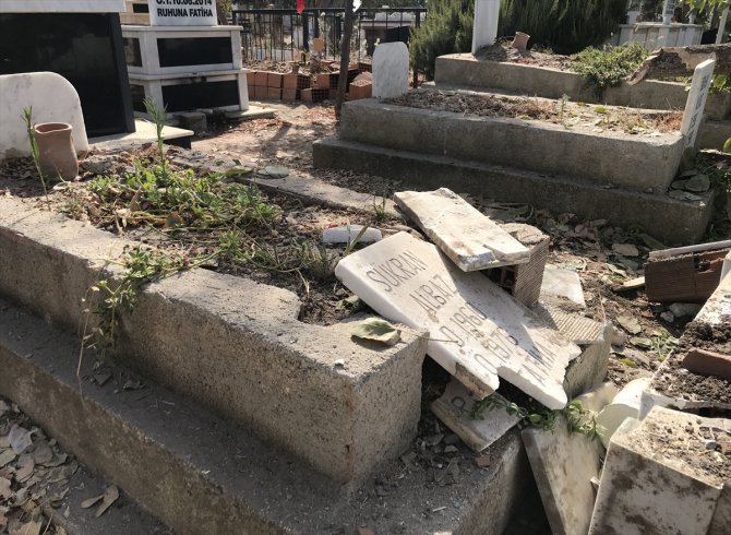 İzmir'de yoldan çıkan otomobil mezarlığa girdi