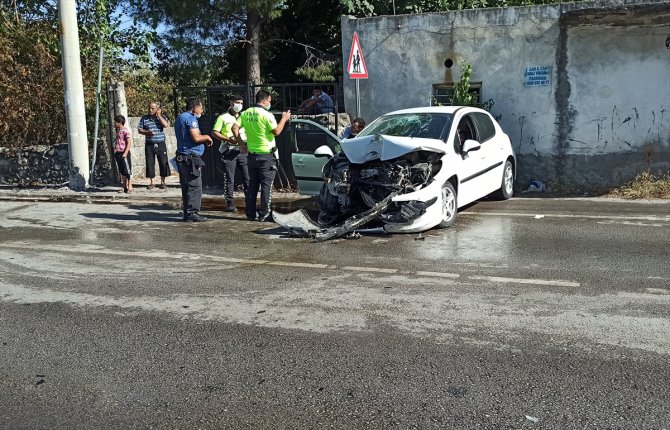 Osmaniye'de otomobil elektrik direğine çarptı: 3 yaralı