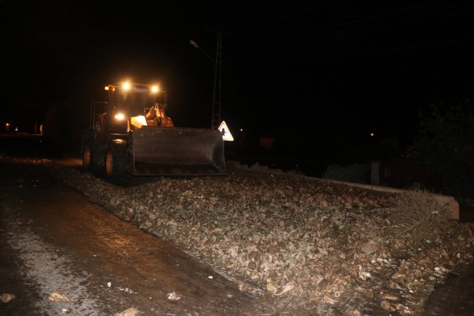 Ağrı'da tırın dorsesinden yola dökülen şeker pancarları ulaşımı aksattı