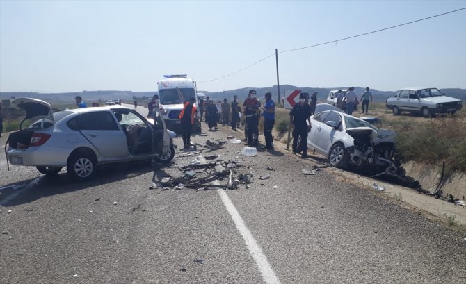 Adana'da iki otomobil çarpıştı: 2 ölü, 2 yaralı