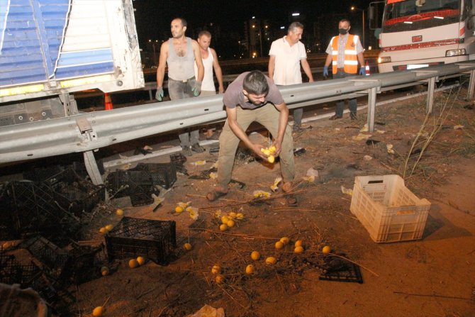 Mersin'de tırın dorsesindeki limonlar yola savruldu