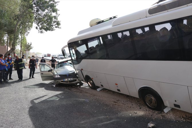 GÜNCELLEME - Niğde'de midibüs ile otomobil çarpıştı: 1 ölü, 1 yaralı