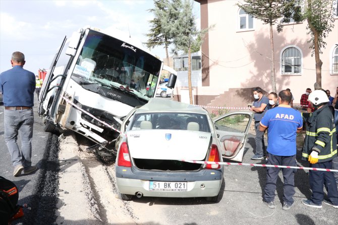 GÜNCELLEME - Niğde'de midibüs ile otomobil çarpıştı: 1 ölü, 1 yaralı