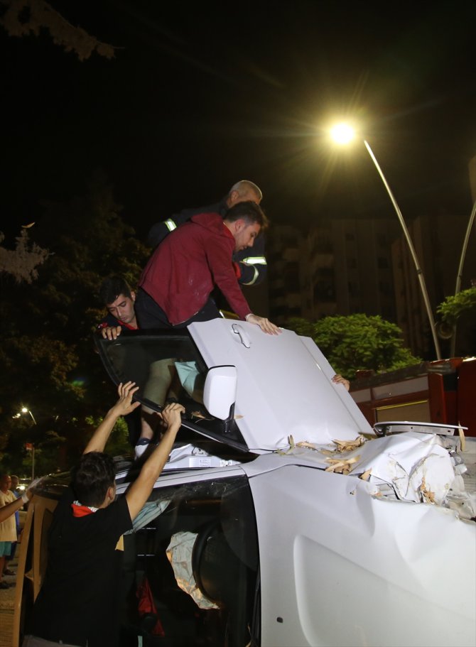 Adana'da devrilen otomobildeki 3 kişi yaralandı