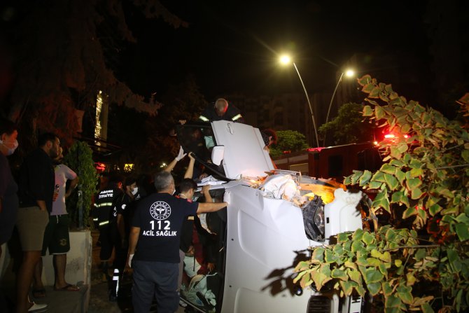 Adana'da devrilen otomobildeki 3 kişi yaralandı