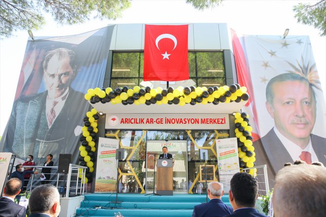 Bakan Pakdemirli, İzmir'de Arıcılık Ar-Ge ve İnovasyon Merkezi açtı