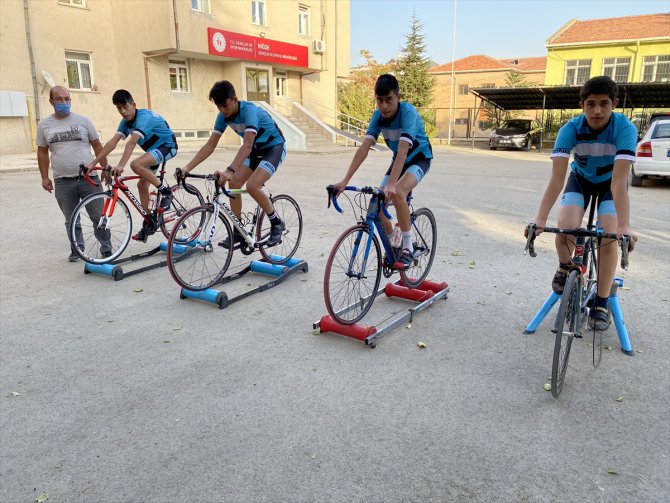 Kaza nedeniyle kariyeri sona eren milli bisikletçi yeni sporcular yetiştiriyor