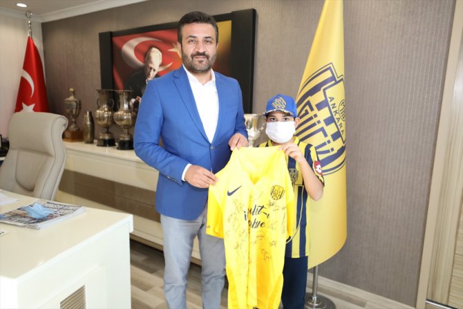 MKE Ankaragücü'nden lenfoma hastası minik taraftara forma jesti