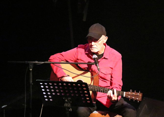 İlhan Şeşen ve Vedat Sakman "Akustik Hikayeler" konserinde sahne aldı