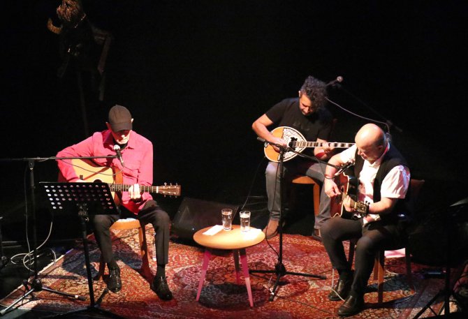 İlhan Şeşen ve Vedat Sakman "Akustik Hikayeler" konserinde sahne aldı