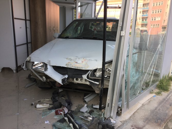 Samsun'da otomobil dükkana girdi: 4 yaralı