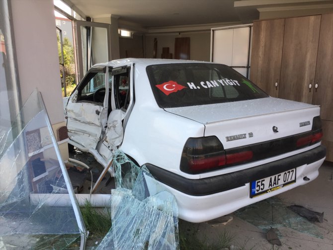 Samsun'da otomobil dükkana girdi: 4 yaralı