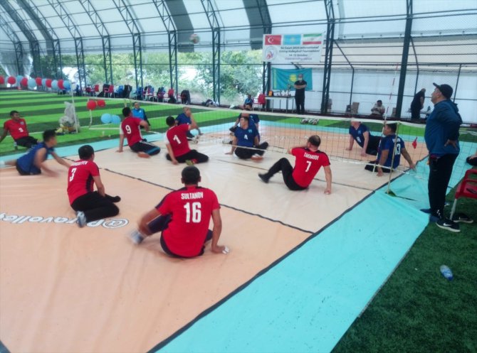 Oturarak voleybolda dostluk maçı